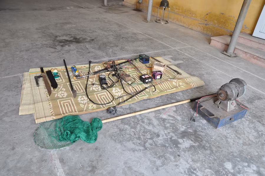 Nhiều vũ khí nguy hiểm được cơ quan chức năng thu giữ tại nhà Điệp. Ảnh: Công an Hải Dương.