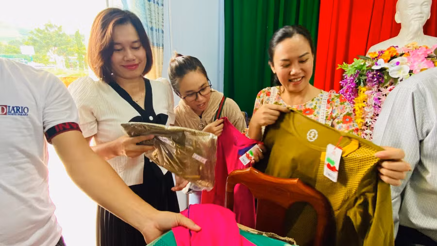 Các cô giáo Trường Tiểu học Cư Pui II xúc động trước những tình cảm, sự quan tâm mà xã hội dành cho mình.