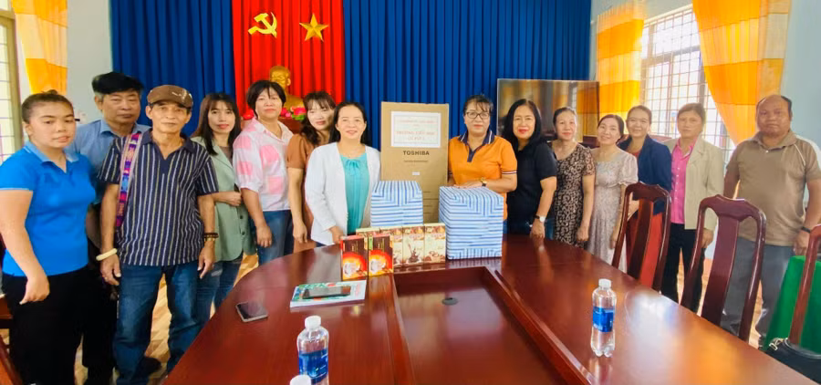 Đoàn công tác tặng quà, động viên thầy cô giáo Trường Tiểu học Cư Pui I.