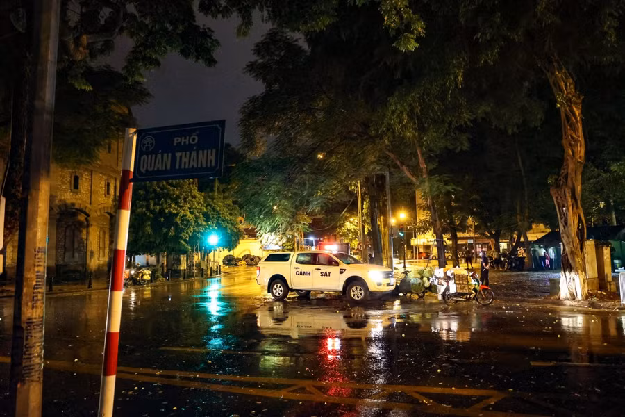 Đại diện Công an phường Quán Thánh cho biết, trước tình trạng tự phát tập trung đông người, đơn vị đã lập gần 20 barie quanh bốt Hàng Đậu và một số tuyến đường nối từ Phan Đình Phùng sang Quán Thánh.