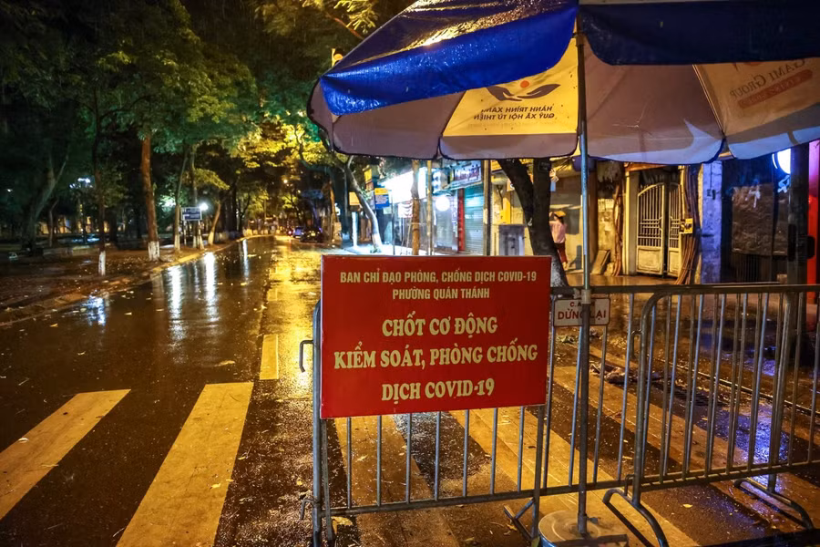 Trước diễn biến phức tạp của dịch bệnh, Phó Chủ tịch UBND phường Quán Thánh khẳng định, nếu các điểm tụ tập đông người kinh doanh trái phép còn tái diễn, địa phương sẽ lập các chốt cứng để ngăn chặn triệt để tình trạng này.