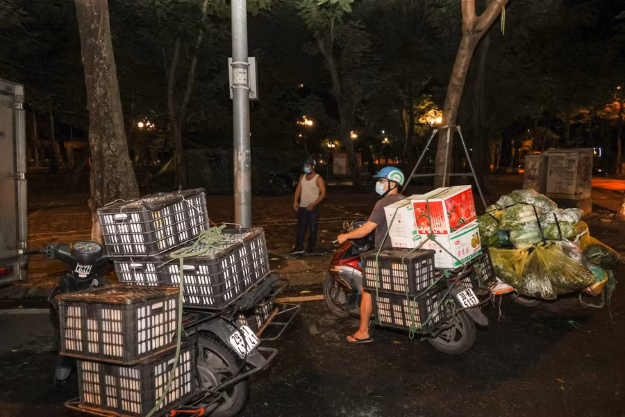 Ngay trong đêm 16, rạng sáng ngày 17/8, tổ tuần tra liên ngành của phường Quán Thánh đã lập biên bản xử lý nhiều xe máy của các tiểu thương tập trung đông người, xử lý nhiều ô tô dừng đỗ trái phép để kinh doanh hàng hoá. Đơn vị đã xử lý 5 trường hợp ra đường không có lý do thiết yếu.