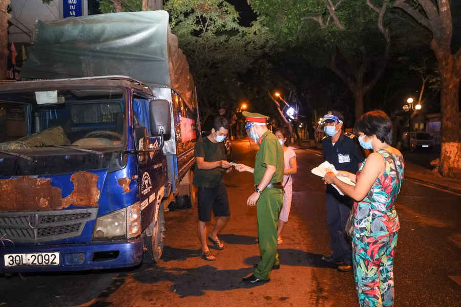 Hà Nội dẹp chợ nông sản tự phát cạnh vườn hoa Hàng Đậu ảnh 4