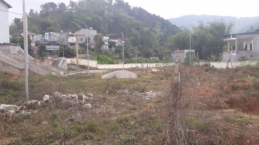 Bên trong khuôn viên dự án, đồ đạc, vật liệu xây dựng vứt ngổn ngang. Bên trong khuôn viên dự án, đồ đạc, vật liệu xây dựng vứt ngổn ngang.