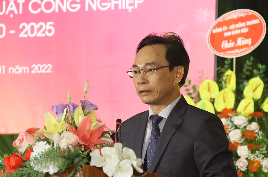 Thứ trưởng Hoàng Minh Sơn phát biểu chúc mừng tập thể Trường ĐH Mỹ thuật Công nghiệp có tân Hiệu trưởng