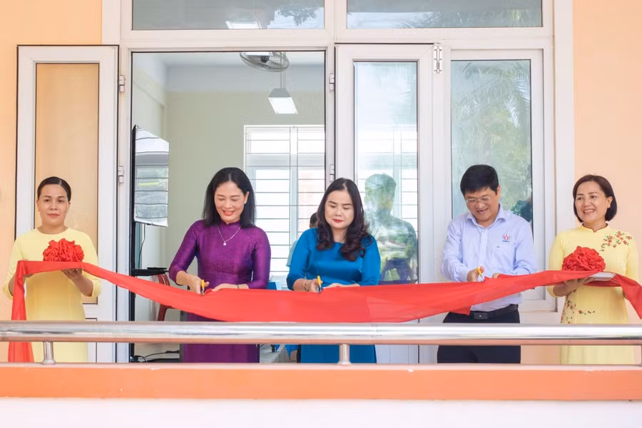 Lãnh đạo Sở GD&ĐT Quảng Trị và đại diện Trường ĐH Sư phạm Kỹ thuật TP. Hồ Chí Minh tổ chức lễ bàn giao phòng học STEM tại Trường THPT Đông Hà.