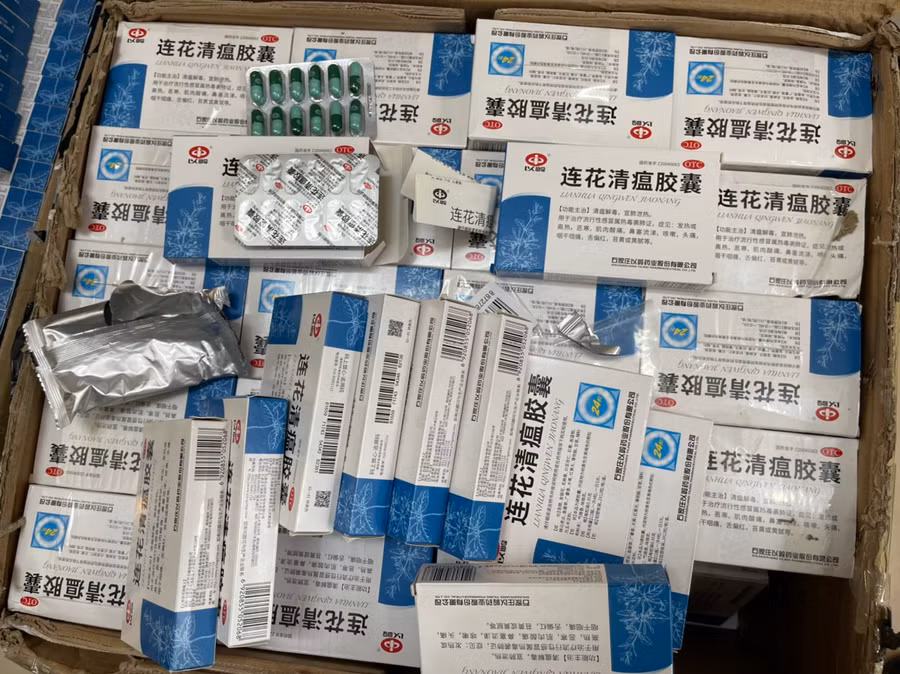 Đáng chú ý, chủ cơ sở này khai nhận, đã thu mua 3.020 sản phẩm “hỗ trợ điều trị Covid-19” trôi nổi trên mạng, về bán kiếm lời.