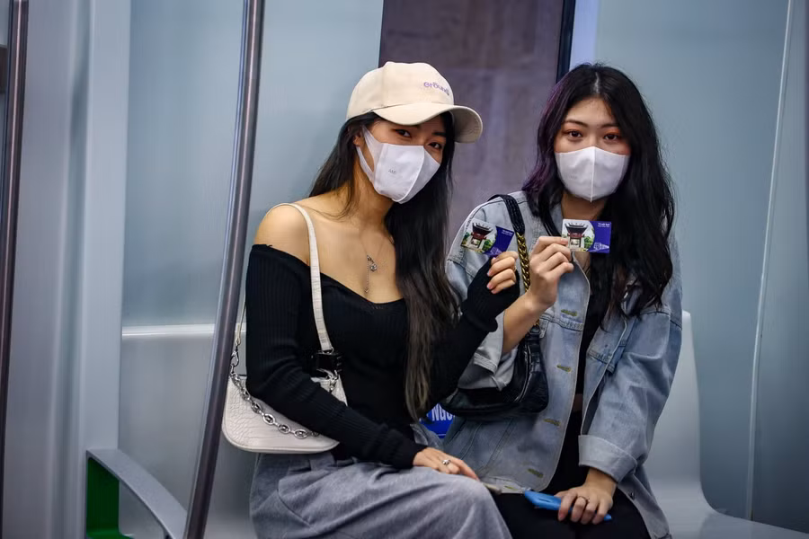 Rất đông các bạn trẻ cũng đã đến để check-in tại ga.