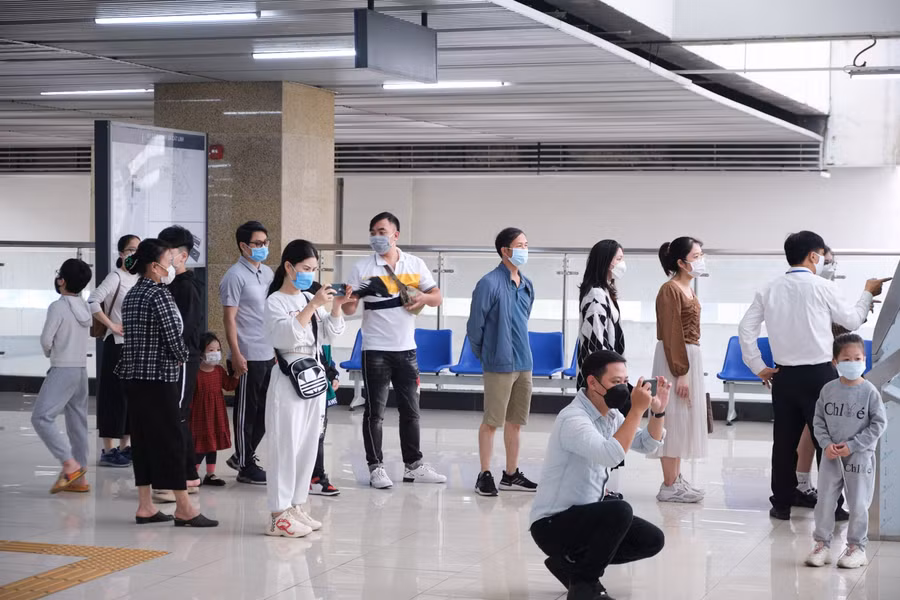 Càng về gần trưa, lượng người về ga Cát Linh đông dần lên.
