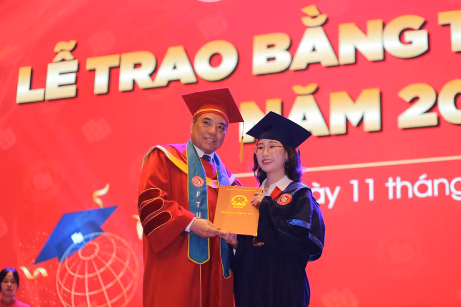 PGS.TS Bùi Anh tuấn trao bằng cho tân cử nhân tốt nghiệp năm 2022. PGS.TS Bùi Anh tuấn trao bằng cho tân cử nhân tốt nghiệp năm 2022.