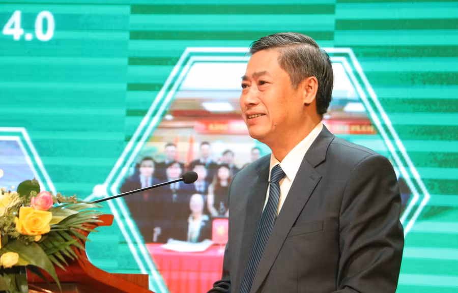 Bí thư Tỉnh ủy Sơn La Nguyễn Hữu Đông trao đổi về một số giải pháp đào tạo nguồn nhân lực chất lượng cao cho lĩnh vực nông nghiệp.