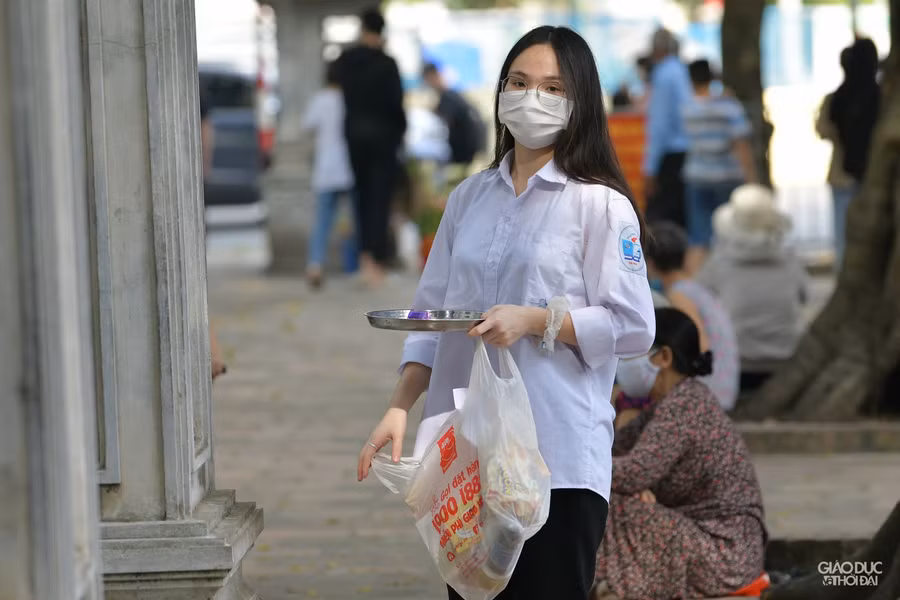 Nhiều gia đình cùng con em mình đến đây để cầu may mắn, hoa quả và đồ thắp hương cũng được các phụ huynh chuẩn bị trước ở nhà.