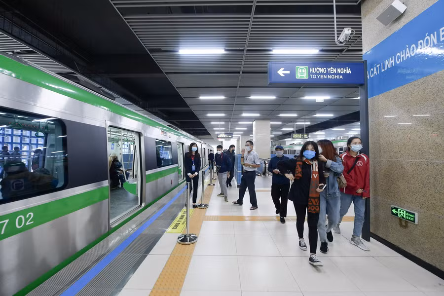 Điểm ga Yên Nghĩa lượng khách đông vơi so với những ga khác.