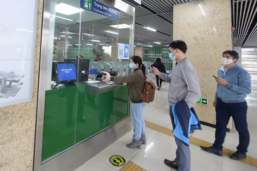 Tại quầy vé mọi người có thể dễ dàng lấy vé mà không phải chờ đợi.