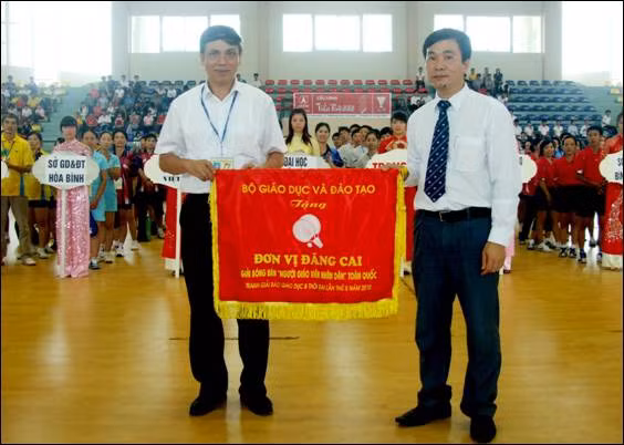  Ông Ngũ Duy Anh tặng cờ lưu niệm cho đơn vị đăng cai - ĐH Thái Nguyên