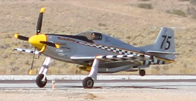 Máy bay tan tành, phi công thoát chết ảnh 1 Easy does it: Pilot George Gibony from Des Moines prepares for take-off in his Thunder Mustang aircraft named ’Rapid Travel’ Read more: http://www.dailymail.co.uk/news/article-1313738/Caught-camera-The-spine-chilling-moment-pilot-crashed-plane-ground--climbed-unscathed.html#ixzz0zwylMNL0