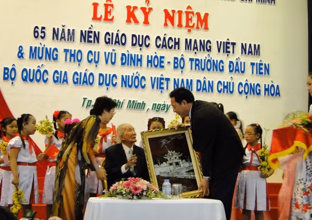 Bộ trưởng Phạm Vũ Luận tặng quà mừng thọ Giáo sư Vũ Đình Hòe. Ảnh: gdtd.vn