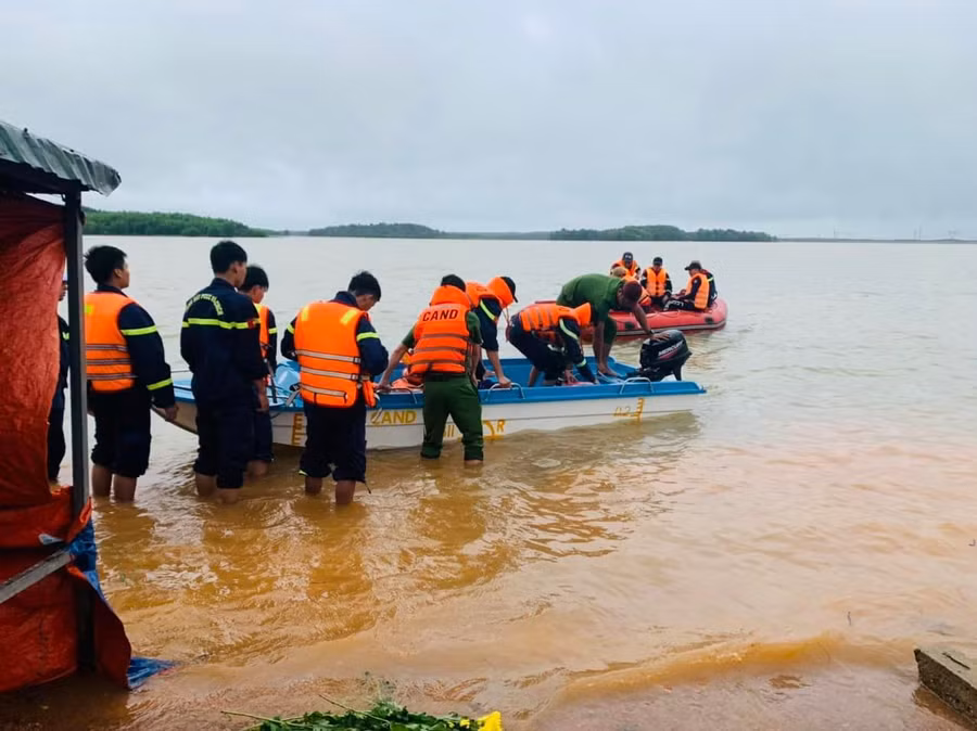 Lực lượng chức năng tìm kiếm người đàn ông mất tích ở hồ thủy lợi La Ngà.