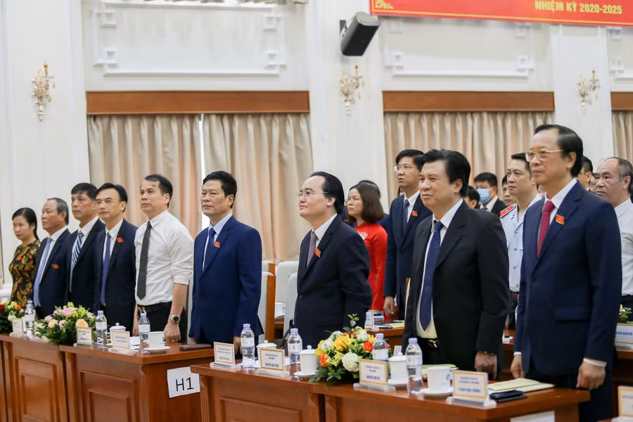 Các đại biểu thực hiện nghi lễ chào cờ