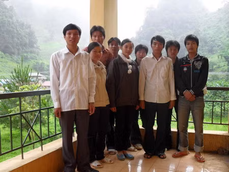 Thầy Trần Văn Linh (ngoài cùng bên trái) cùng các em học sinh dân tộc