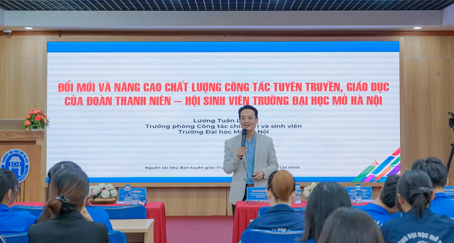 Ông Lương Tuấn Long – Trưởng phòng Công tác Chính trị và Công tác sinh viên Trường ĐH Mở Hà Nội chia sẻ chuyên đề. Ông Lương Tuấn Long – Trưởng phòng Công tác Chính trị và Công tác sinh viên Trường ĐH Mở Hà Nội chia sẻ chuyên đề.
