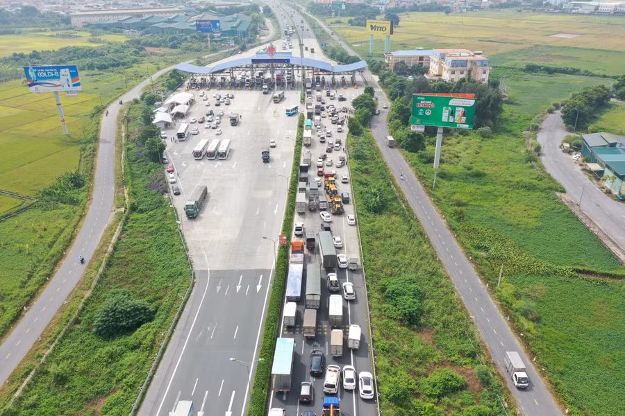 Hàng dài các phương tiện nối đuôi nhau trước khu vực trạm thu phí Pháp Vân - Cầu Giẽ.