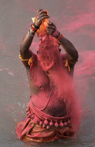 Một tín đồ phủ lên mình bột đỏ A Hindu devotee smears himself with red powder