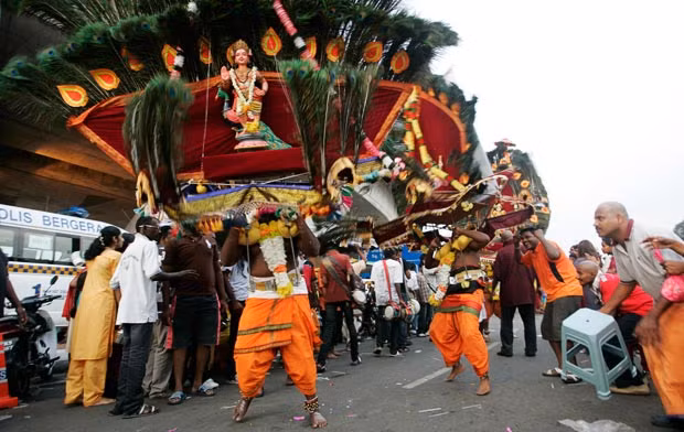 Những hình ảnh ấn tượng trong lễ hội Thaipusam ảnh 10 Devotees do penance by carrying heavy ornate structures called kavadis as they walk barefoot up 272 steps to the Batu Caves temple...