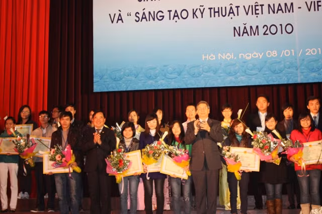 Vinh danh sinh viên nghiên cứu khoa học