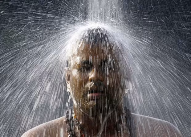 Những hình ảnh ấn tượng trong lễ hội Thaipusam ảnh 8 A Hindu devotee performs a ritual bath at the Batu Caves near Kuala Lumpur