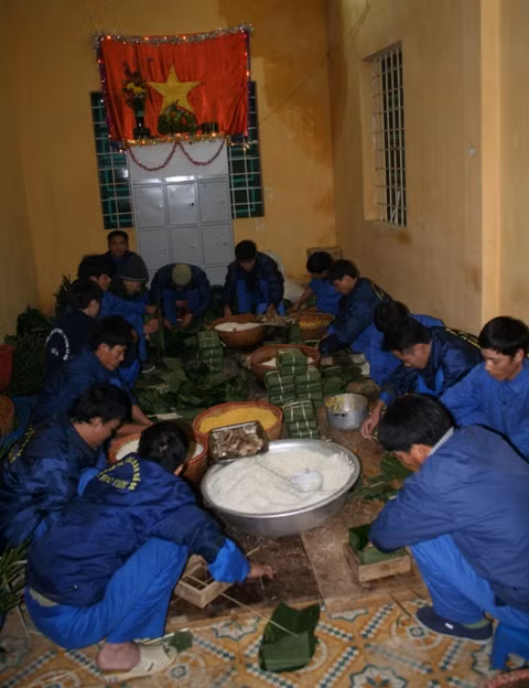 Trung tâm 06 nồng ấm hương vị Tết ảnh 5 đây còn là dịp để mỗi cán bộ và học viên giao lưu thân thiện với nhau, tạo không khí ngày tết cổ truyền của dân tộc thật sự vui tươi, đầm ấm