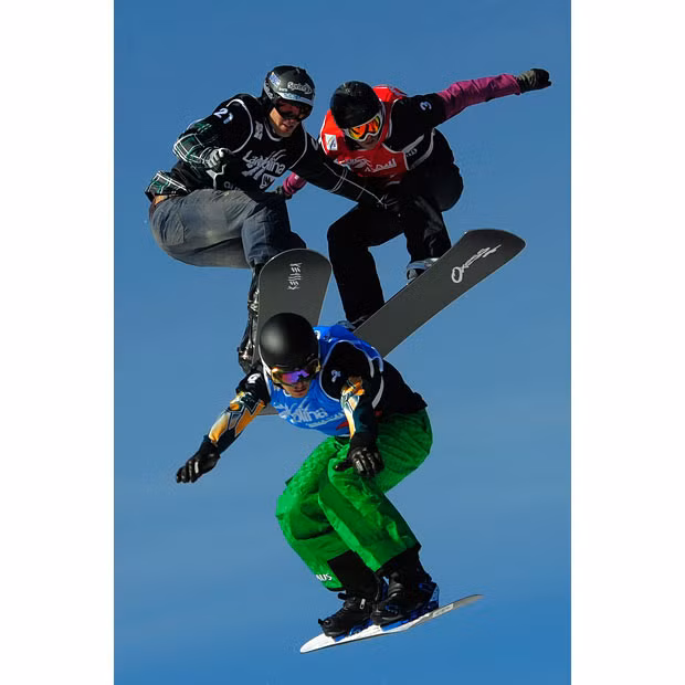 Những hình ảnh ấn tượng trong tuần ảnh 7 Australia’s Alex Pullin, bottom, competes to win the men’s Snowboard Cross final in La Molina, Spain. Seth Wescott of the US top left, took second place, and Italy’s Luca Matteotti, right, was third