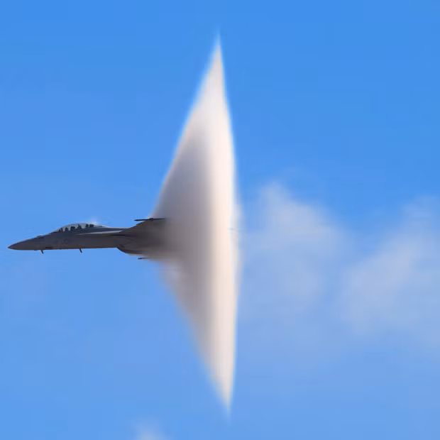 Những hình ảnh ấn tượng trong tuần ảnh 1 An F-18 Super Hornet passes through the sound barrier, creating a visible ’vapour cone’ at the Miramar Air Station in San Diego, California, United States. Amateur photographer Steve Skinner didn’t know he had captured the vapour cone moment, until he looked at the photos later that day.