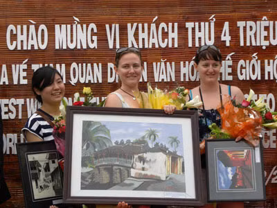 ô Amelia (giữa) đã trở thành vị khách thứ 4 triệu mua vé tham quan phố cổ Hội An.