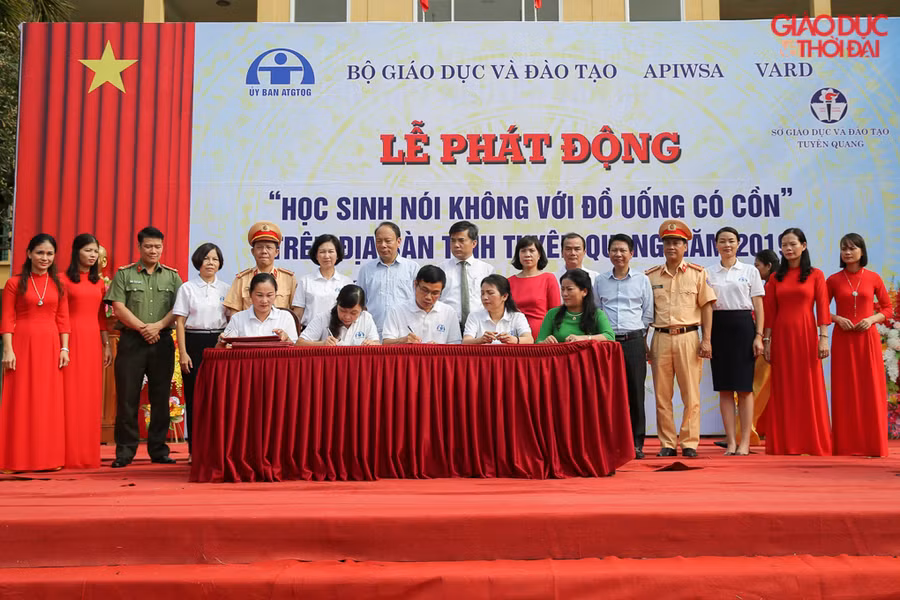 Tại lễ phát động, lãnh đạo của các trường THPT trên địa bàn tỉnh Tuyên Quang đã ký cam kết tham gia lan tỏa thông điệp trong nhà trường, gia đình và cộng đồng.