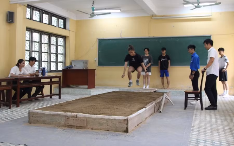 Các thí sinh thực hiện phần thi bật xa tại chỗ. Các thí sinh thực hiện phần thi bật xa tại chỗ.