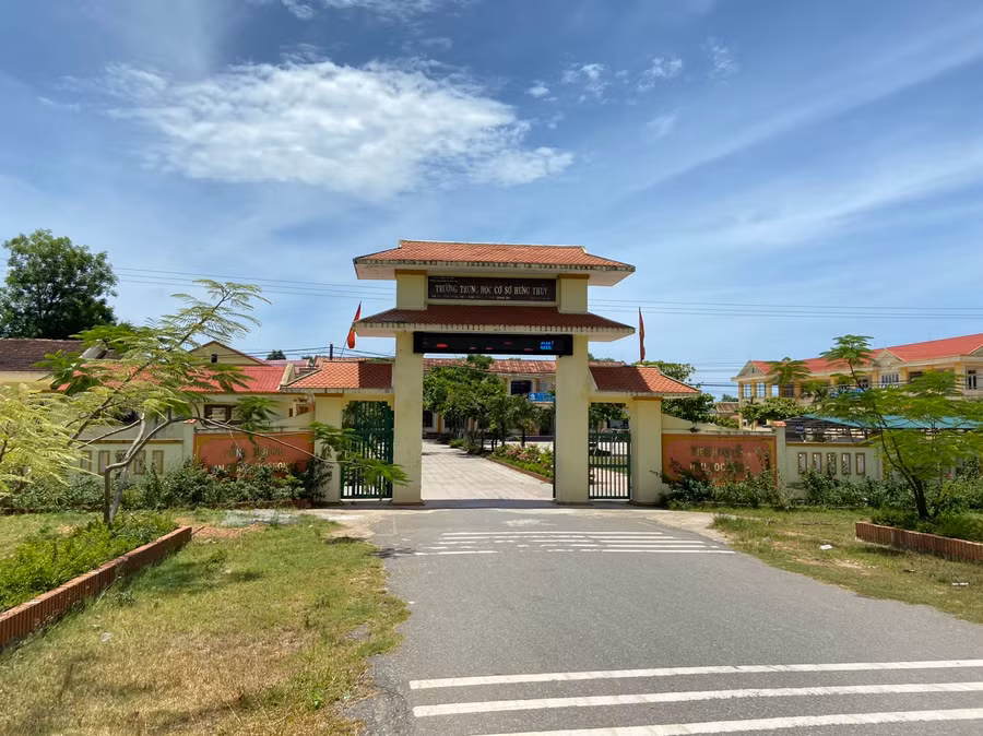 Nam học sinh Trường THCS Hưng Thủy bị nhóm bạn đánh hội đồng.