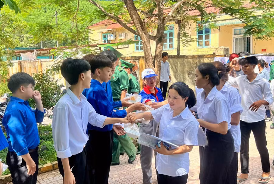Cùng với đó, các đội hình tình nguyện đã hỗ trợ các thí sinh làm thủ tục dự thi; tặng các suất ăn sáng, ăn trưa và nước uống; hỗ trợ điểm nghỉ trưa miễn phí, phòng trọ giá rẻ cho thí sinh và người nhà; triển khai hoạt động đưa, đón miễn phí cho thí sinh có hoàn cảnh đặc biệt khó khăn, vùng sâu, vùng xa, thí sinh khuyết tật. Cùng với đó, các đội hình tình nguyện đã hỗ trợ các thí sinh làm thủ tục dự thi; tặng các suất ăn sáng, ăn trưa và nước uống; hỗ trợ điểm nghỉ trưa miễn phí, phòng trọ giá rẻ cho thí sinh và người nhà; triển khai hoạt động đưa, đón miễn phí cho thí sinh có hoàn cảnh đặc biệt khó khăn, vùng sâu, vùng xa, thí sinh khuyết tật.