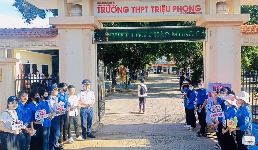 Không chỉ ở biên giới, những điểm thi vùng biển cũng được tiếp sức bởi lực lượng Cảnh sát biển. Không chỉ ở biên giới, những điểm thi vùng biển cũng được tiếp sức bởi lực lượng Cảnh sát biển.