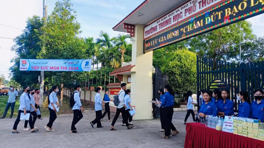 Sự có mặt của đoàn viên, thanh niên giúp thí sinh có thêm tinh thần thoải mái, lạc quan bước vào kỳ thi. Sự có mặt của đoàn viên, thanh niên giúp thí sinh có thêm tinh thần thoải mái, lạc quan bước vào kỳ thi.
