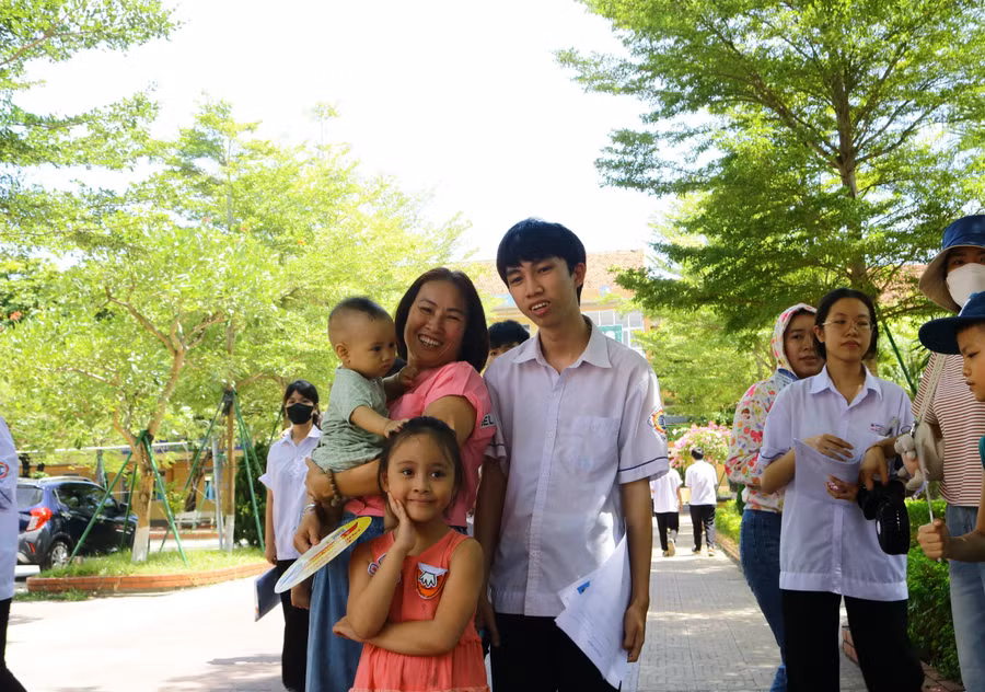 Người mẹ dành cho con mình một cái ôm thật chặt và nụ cười không chút lo âu. 
