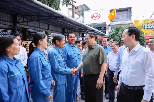 Thăm, tặng quà công nhân Công ty Đô thị Cần Thơ, Thủ tướng Phạm Minh Chính ghi nhận, biểu dương những nỗ lực, cố gắng của 450 công nhân, trong đó có 150 phụ nữ trong thực hiện khối lượng công việc ngày càng lớn hơn khi dân số ngày càng đông hơn - Ảnh: VGP/Nhật Bắc