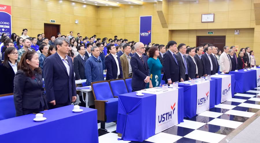Đông đảo chuyên gia, nhà khoa học, cán bộ, giảng viên, sinh viên của USTH tham dự buổi lễ.