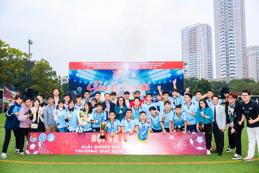 Lãnh đạo Trường ĐH Mở Hà Nội chia vui, chúc mừng đội vô địch Khoa Điện - Điện tử.