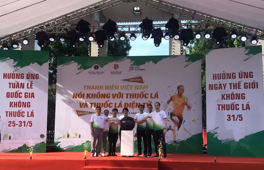 Thanh niên sinh viên nói không với thuốc lá và thuốc lá điện tử. 
