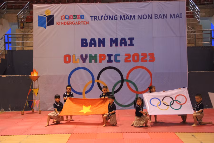 Các hoạt động được tổ chức tại Trung tâm thi đấu thể dục thể thao Hà Tĩnh. (Trong ảnh là lễ rước cờ, rước đuốc của các bé trường Mầm non Ban Mai). Các hoạt động được tổ chức tại Trung tâm thi đấu thể dục thể thao Hà Tĩnh. (Trong ảnh là lễ rước cờ, rước đuốc của các bé trường Mầm non Ban Mai).