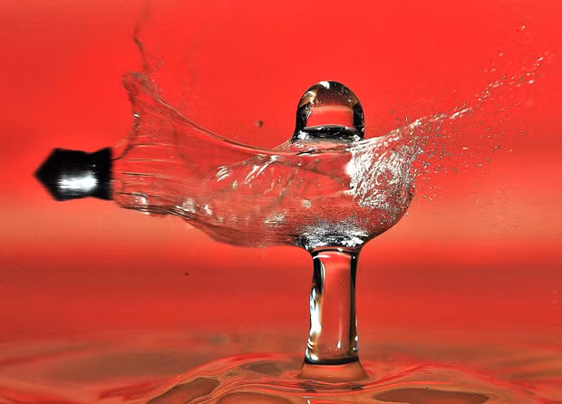 A retired American police officer has captured a pellet flying through a falling water drop. Dennis Havel decided to take on the seemingly impossible challenge after a fellow photography enthusiast bet him 50 US dollars that it couldn’t be done. 