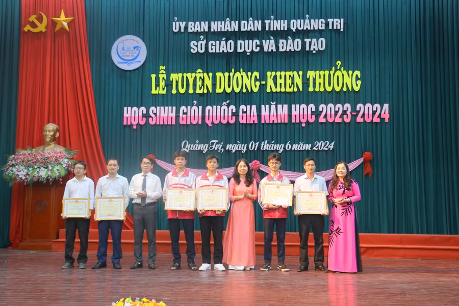 Lãnh đạo Sở GD&amp;ĐT trao Bằng khen của UBND tỉnh tuyên dương các giáo viên, học sinh đạt thành tích trong cuộc thi KHKT.