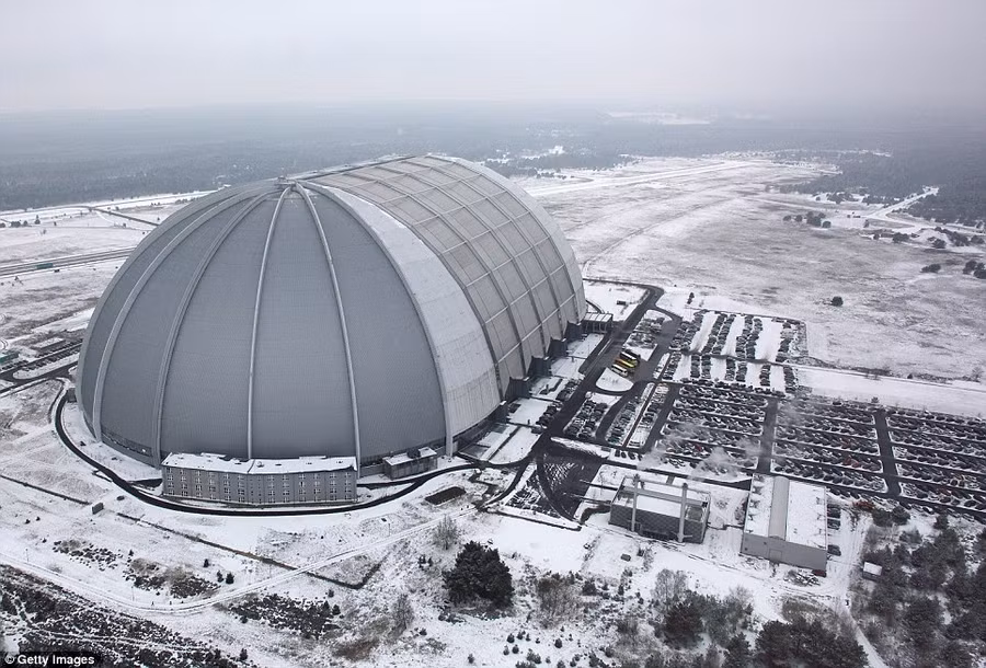 Indoor: Tropical Islands is located inside this giant hangar - with the actual weather a far cry from the conditions inside Read more: http://www.dailymail.co.uk/news/article-2281349/Incredible-pictures-luxury-Tropical-Islands-resort-inside-enormous-German-hanger-surrounded-SNOW.html#ixzz2LQoKii3c Follow us: @MailOnline on Twitter | DailyMail on Facebook