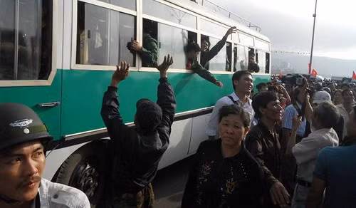 Hàng ngàn người dân lưu luyến tiễn đưa 400 thanh niên của TP. Quy Nhơn lên đường nhập ngũ đợt I năm 2013 